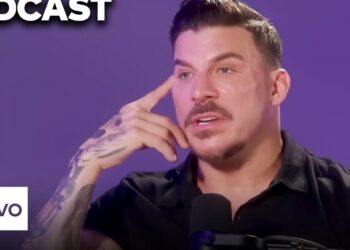 Brittany Cartwright sorprende al mundo al salir con un músico mientras se separa de Jax Taylor; hombre tatuado hablando en un podcast frente a un micrófono con fondo morado.