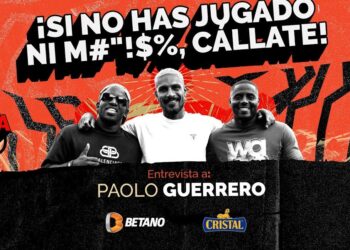 Tres hombres sonrientes posan frente a un fondo rojo y negro con texto promocional y logos; Jefferson Farfán: Descubre cuántos hijos tiene y sus historias