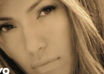 Primer plano sepia de una mujer joven con mirada seria y cabello suelto