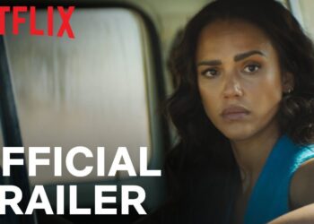 ¿De dónde es Jessica Alba? Descubre su origen y raíces latinas; retrato de mujer seria en un tráiler cinematográfico