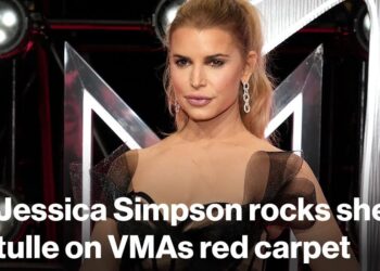 Una mujer deja a todos boquiabiertos con su impresionante vestido negro y un cambio de look que nadie vio venir.