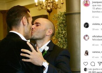¿Cuánto cobra Jesús Vázquez? Descubre su sorprendente sueldo anual: pareja masculina besándose en una boda, ambos con trajes y boutonnière frente a comentarios de redes sociales.