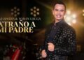 Cantante posando en un póster promocional con traje negro brillante y el texto 'Extraño a mi padre'.