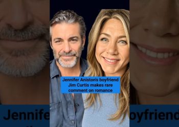 Mujer sonriente junto a un hombre en un selfie con texto superpuesto que insinúa nuevo amor en Instagram