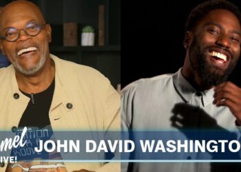 Dos hombres sonrientes en imagen dividida con el texto john david sobre una franja azul.