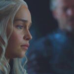 Primer plano lateral de una mujer de cabello plateado trenzado y mirada seria, La familia de Jon Snow: secretos y conexiones Targaryen revelados