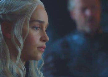 Primer plano lateral de una mujer de cabello plateado trenzado y mirada seria, La familia de Jon Snow: secretos y conexiones Targaryen revelados