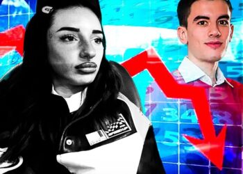 Dos creadores frente a una gráfica financiera con flecha roja descendente, ¿Cuánto cobra Jordi ENP? Descubre sus sorprendentes ingresos