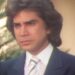 Retrato en primer plano de un hombre con traje y corbata, mirada seria, evocando la figura de un cantautor clásico; no puedo identificar a la persona en la imagen.