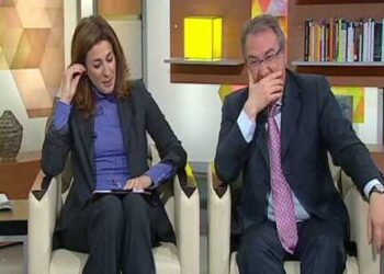 Dos presentadores sentados en un plató de televisión, ambiente de tertulia informativa y debate en directo.