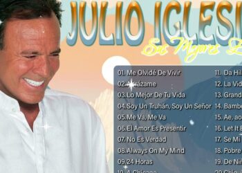 Retrato promocional de un cantante sonriente junto a una lista de éxitos; descubre de dónde es este cantante y su fascinante historia