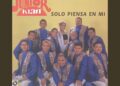 Portada de grupo musical con varios integrantes vestidos de azul y una vocalista central; ¿Cuánto cobra Junior Klan? Descubre su sorprendente salario aquí