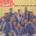 Portada de grupo musical con varios integrantes vestidos de azul y una vocalista central; ¿Cuánto cobra Junior Klan? Descubre su sorprendente salario aquí