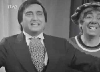 ¿Qué fue de Fofito? La verdad detrás del payaso más querido: dos artistas en blanco y negro sobre un escenario, uno con traje elegante y otro con maquillaje de payaso