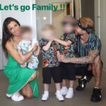 Familia posando con padres y tres niños en interiores, momentos familiares emocionantes