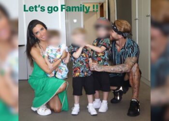 Familia posando con padres y tres niños en interiores, momentos familiares emocionantes