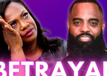 Mujer visiblemente angustiada mirando hacia arriba y hombre sonriente sobre fondo morado con la palabra BETRAYAL, ilustrando un escándalo de pareja.