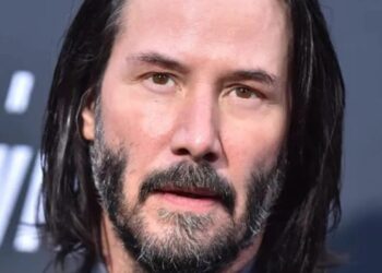 El patrimonio de este actor: secretos de su fortuna y estilo de vida en un retrato cercano de un hombre con cabello largo y barba canosa