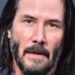 El patrimonio de este actor: secretos de su fortuna y estilo de vida en un retrato cercano de un hombre con cabello largo y barba canosa
