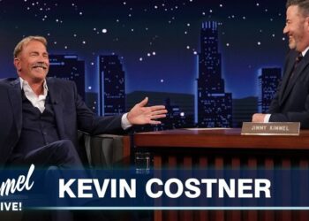 La familia de Kevin Costner: secretos y curiosidades reveladas en un set de entrevista nocturna con fondo urbano y rótulo visible.