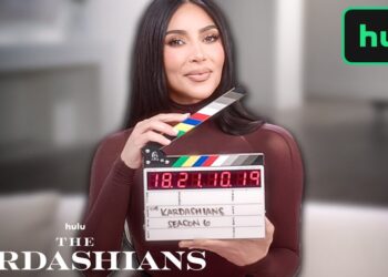 Mujer sosteniendo una claqueta de rodaje con el logo de Hulu y el título The Kardashians