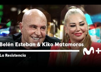 Dos personas sonrientes en un plató televisivo con logo de canal visible, Los hijos de Kiko Matamoros: secretos y curiosidades familiares.