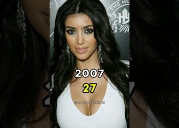 Mujer de cabello oscuro con pendientes largos brillantes y vestido blanco de escote pronunciado en un evento