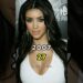 Kim Kardashian deslumbra con los pendientes de $650,000 de Elizabeth Taylor y aquí te contamos todo lo que necesitas saber 15 Mujer de cabello oscuro con pendientes largos brillantes y vestido blanco de escote pronunciado en un evento