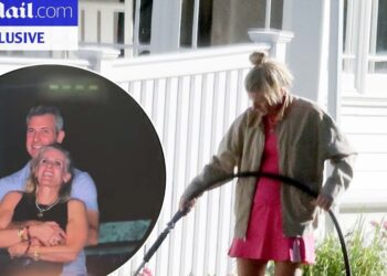 Mujer con vestido rosa y chaqueta en un porche sosteniendo una manguera, con una inserción que muestra a una pareja abrazada de noche y sin anillo visible