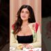 El apasionante recorrido amoroso de Kylie Jenner y sus parejas 11 No puedo identificar ni nombrar a la persona en la imagen; mujer con cabello oscuro suelto, chaqueta clara con detalles rojos y top negro sentada frente a una mesa con porciones de pastel.