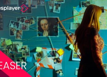 Mujer de perfil frente a un tablero de fotos con hilos investigativos, evocando Nadiuska: de estrella del destape a su vida en el olvido.