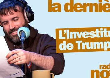 Locutor de radio sonriente con auriculares y micrófono sosteniendo papeles en estudio, Familia de BTS: Conoce a los seres queridos de los ídolos del K-pop