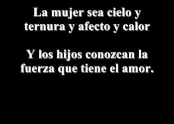 Cita en blanco sobre fondo negro sobre maternidad y amor que dice 'La mujer sea cielo y ternura y afecto y calor' y subraya valores familiares: La familia de JLo: secretos, orígenes y su vida en común.