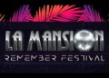 Cartel luminoso 'La Mansión Remember Festival' con bola de espejos y palmeras neón; Dónde vive Duki: descubre la mansión del trap argentino.
