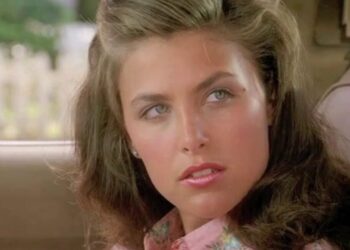 Descubre de dónde es Scalpers y su historia de éxito en moda, retrato de una mujer joven dentro de un coche con mirada pensativa.