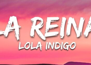 Descubre el tierno momento en que la reina Camila abraza a un adorable perrito en su hogar secreto ¡No te lo puedes perder! cartel en degradado rosa con tipografía blanca que muestra las palabras LA REINA y LOLA INDIGO.