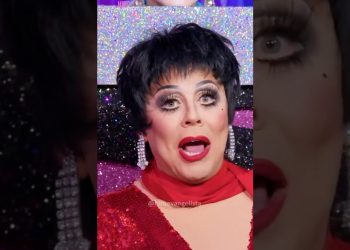 Primer plano de una artista drag con maquillaje dramático, pestañas exageradas, pendientes brillantes y boca abierta, evocando Los espectadores de Strictly no pueden creer la sorprendente salida de La Voix y los bailarines están en estado de shock