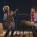 Dónde vive Lady Gaga: descubre su lujosa mansión en Malibú mostrando una banda retro en escenario con guitarrista de sombrero y teclista de traje azul.