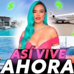 Cantante con cabello turquesa frente a mansiones, piscina, jet privado, motos acuáticas y autos de lujo que ilustran un estilo de vida opulento