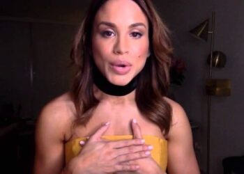 Mujer en primer plano con vestido amarillo y manos sobre el pecho, mirada directa — Los hijos de Penélope Cruz: secretos y curiosidades sobre Leo y Luna