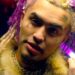 Lil Pump: Descubre su origen y la historia detrás del rapero 11 Retrato de rapero con trenzas moradas y rubias, tatuajes faciales, abrigo de piel y anillo en forma de estrella.