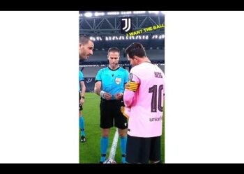 Capitán con camiseta rosa número 10 en el sorteo previo al partido, momento familiar y deportivo