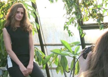 Descubre el nuevo estilo de vida en la granja: moda, deliciosa comida y flores deslumbrantes te sorprenderán; retrato de mujer en invernadero con plantas y luz natural.
