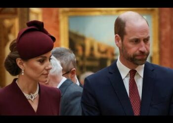 El emotivo gesto de la pareja real que conmovió a todos tras una trágica pérdida, ambos con expresiones solemnes en un salón con cuadros.