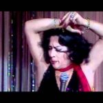 Hijos de Lola Flores: La historia detrás de su legado artístico, mujer cantante en escenario con brazos alzados y micrófono