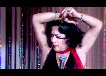 Hijos de Lola Flores: La historia detrás de su legado artístico, mujer cantante en escenario con brazos alzados y micrófono