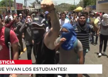 Estudiantes protestando en la calle con puños alzados y pancartas, ¿Cuánto cobra Kumon? Descubre precios y beneficios del método