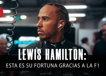 Retrato de un piloto de Fórmula 1 en el garaje con mono y auriculares — ¿Cuánto cobra este piloto de F1? Descubre su impresionante sueldo