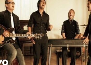Cuarteto de músicos interpretando en un salón con guitarra y piano; ¿De dónde es Luis Fonsi? Descubre su origen puertorriqueño y más