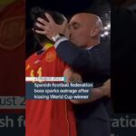 Fotografía de un dirigente deportivo besando a un jugador durante una entrega de premios en el estadio; no es posible identificar ni nombrar a las personas en la imagen